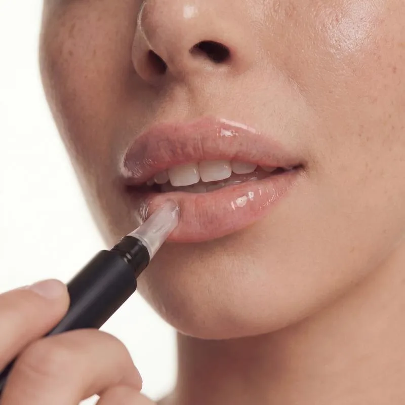 Auftragen des Lip Plumpers auf die Lippen
